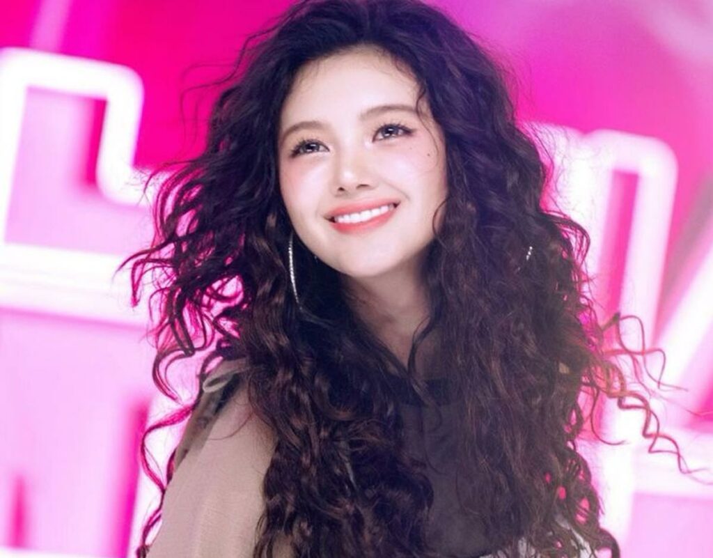 Korean hippie perm hairstyle long hair girls